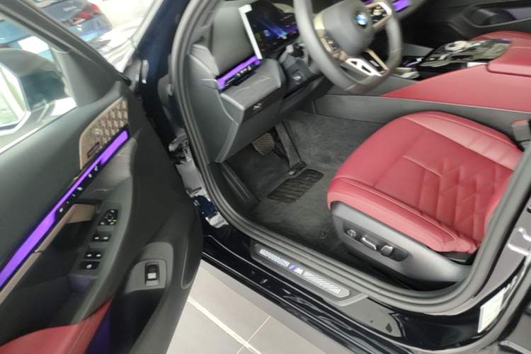 Used BMW 5 Series 2025 530Li Luxury Edition M Sport Package Driver Seat