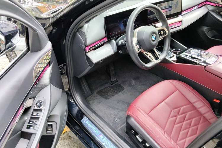 Used BMW 5 Series 2025 530Li Luxury Edition M Sport Package Driver Seat