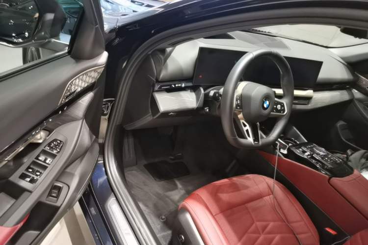 Used BMW 5 Series 2025 530Li Luxury Edition M Sport Package Driver Seat