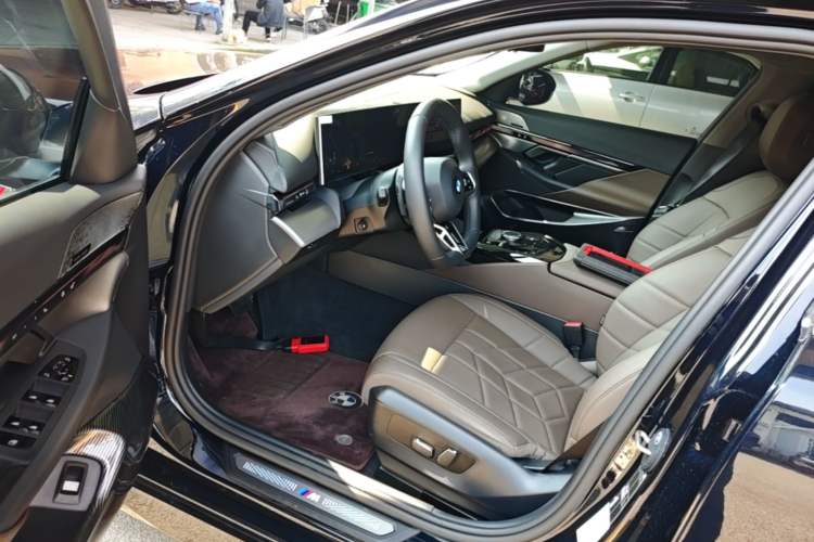 Used BMW 5 Series 2025 530Li Leading Model M Sport Package Driver Seat