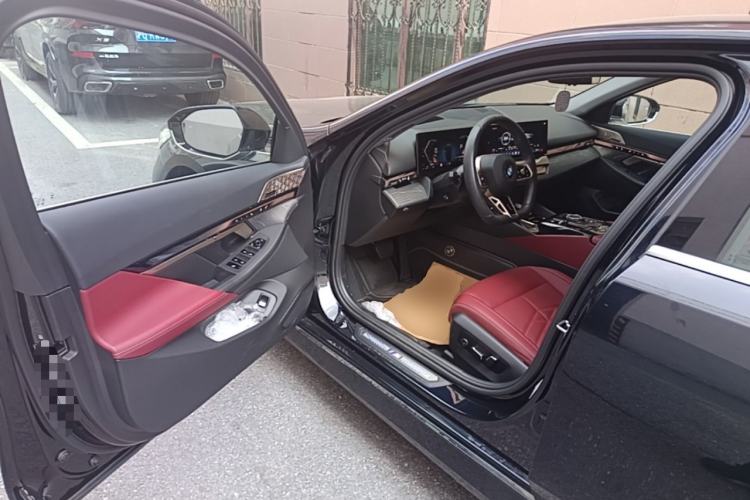 Used BMW 5 Series 2025 530Li Luxury Edition M Sport Package Driver Seat