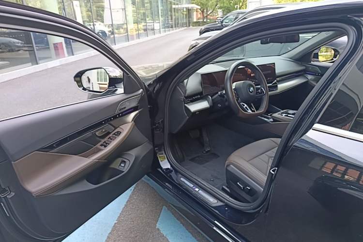 Used BMW 5 Series 2025 525Li M Sport Package Driver Seat