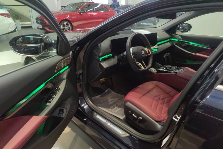 Used BMW 5 Series 2025 530Li Luxury Edition M Sport Package Driver Seat