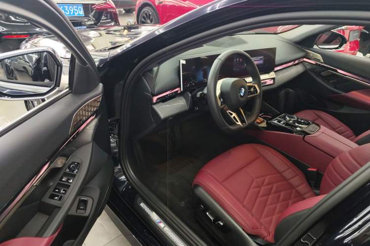 Used BMW 5 Series 2025 530Li Luxury Edition M Sport Package Driver Seat