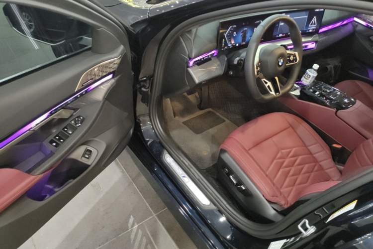 Used BMW 5 Series 2025 530Li Luxury Edition M Sport Package Driver Seat
