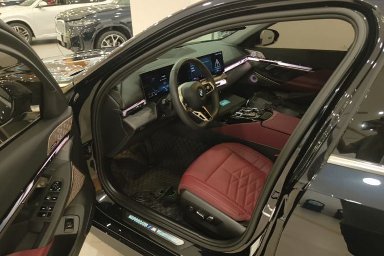 Used BMW 5 Series 2025 530Li Luxury Edition M Sport Package Driver Seat