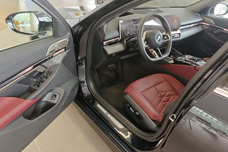Used BMW 5 Series 2025 530Li Luxury Edition M Sport Package Driver Seat