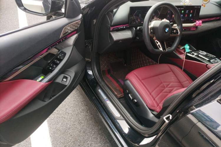 Used BMW 5 Series 2025 530Li Luxury Edition M Sport Package Driver Seat