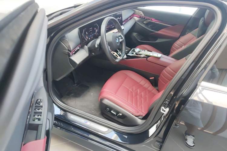 Used BMW 5 Series 2025 530Li Luxury Edition M Sport Package Driver Seat