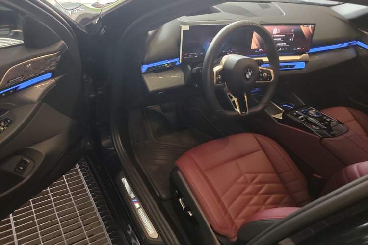 Used BMW 5 Series 2025 530Li Luxury Edition M Sport Package Driver Seat