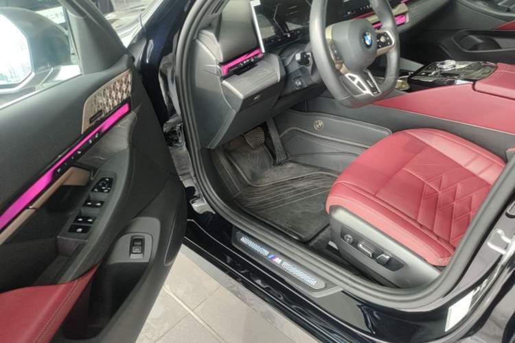 Used BMW 5 Series 2025 530Li Luxury Edition M Sport Package Driver Seat