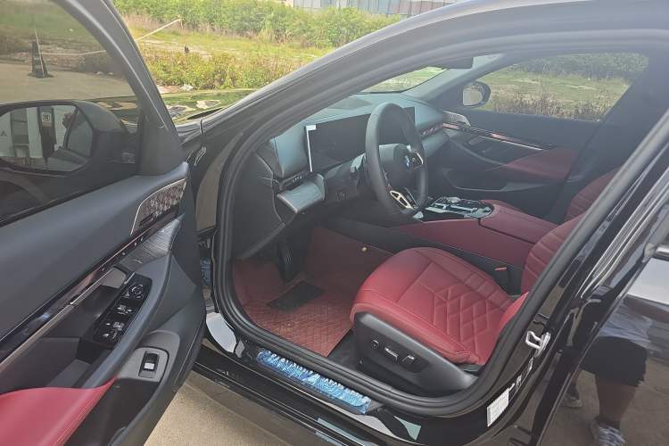 Used BMW 5 Series 2025 530Li Luxury Edition M Sport Package Driver Seat