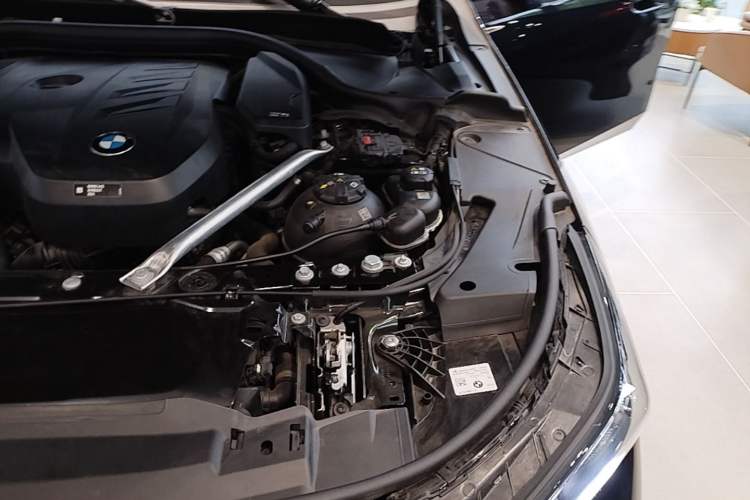 Used BMW 5 Series 2025 530Li Leading Model M Sport Package Engine Bay Left
