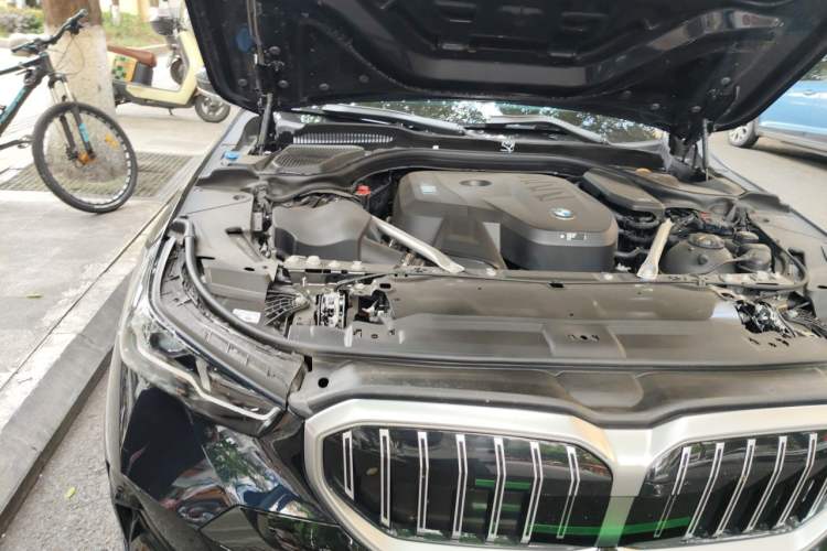 Used BMW 5 Series 2025 530Li Leading Model M Sport Package Engine Bay Right