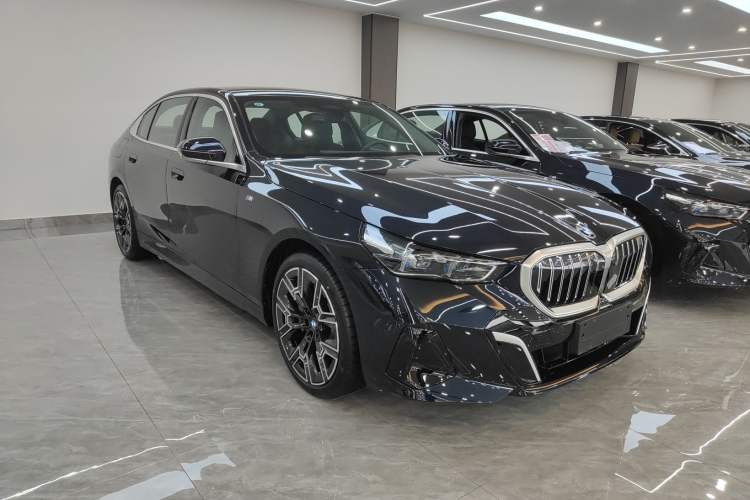 Used BMW 5 Series 2025 530Li Luxury Edition M Sport Package Exterior 1