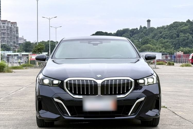 BMW 530Li 2025 — фото 2
