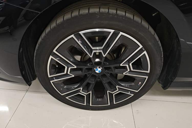 Used BMW 5 Series 2025 530Li Luxury Edition M Sport Package Exterior 1