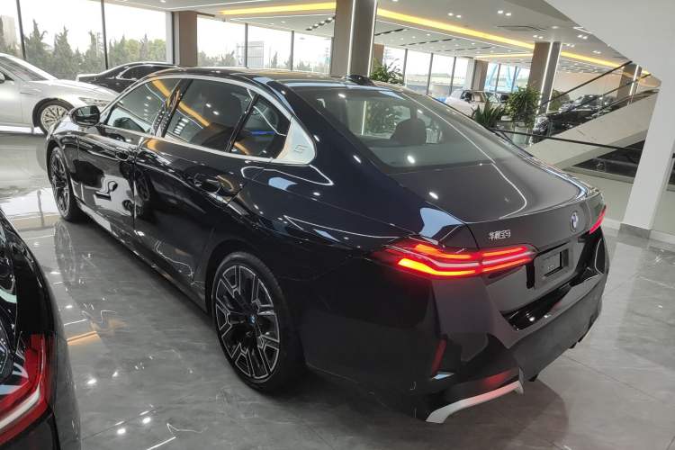 Used BMW 5 Series 2025 530Li Luxury Edition M Sport Package Exterior 2