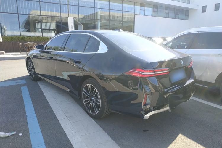Used BMW 5 Series 2025 530Li Leading Model M Sport Package Exterior 2