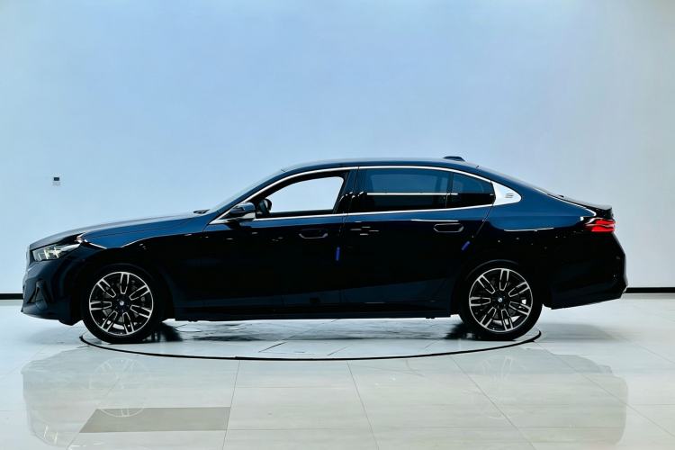 Used BMW 5 Series 2025 525Li M Sport Package Exterior 2