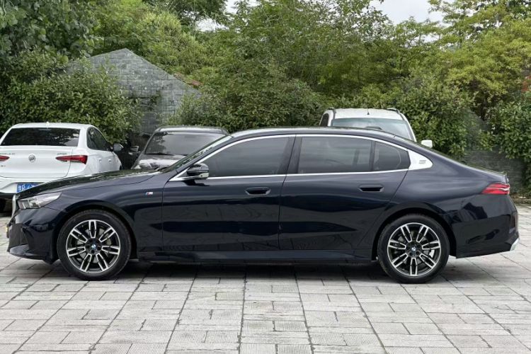 Used BMW 5 Series 2025 530Li Leading Model M Sport Package Exterior 3