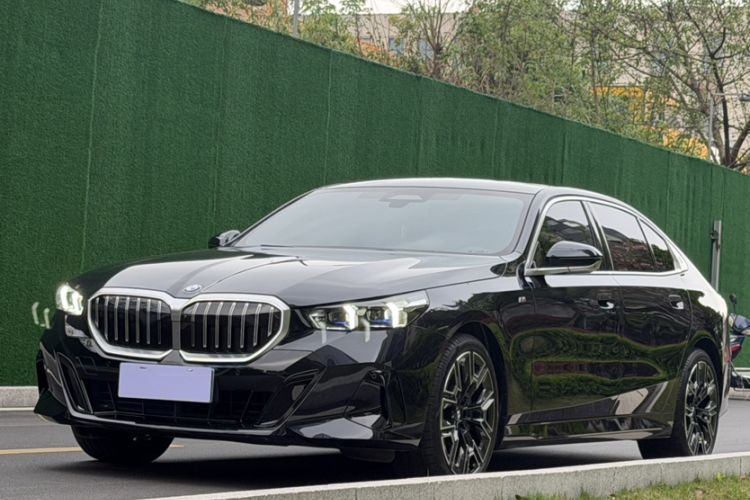 Used BMW 5 Series 2025 530Li Luxury Edition M Sport Package Exterior 3