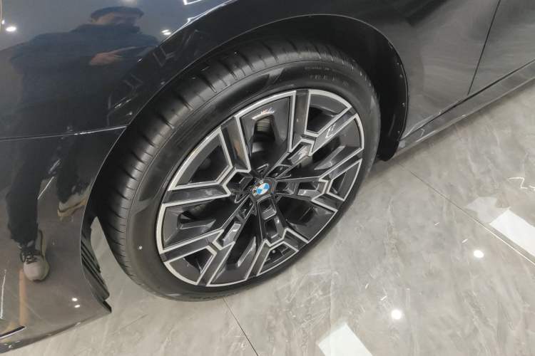 Used BMW 5 Series 2025 530Li Luxury Edition M Sport Package Exterior 4