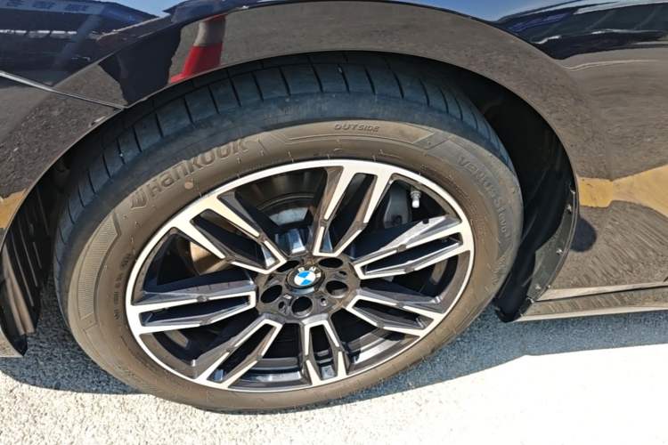 Used BMW 5 Series 2025 530Li Leading Model M Sport Package Exterior 4