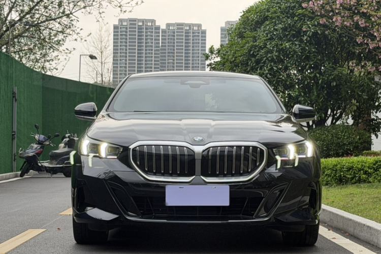 Used BMW 5 Series 2025 530Li Luxury Edition M Sport Package Exterior 4