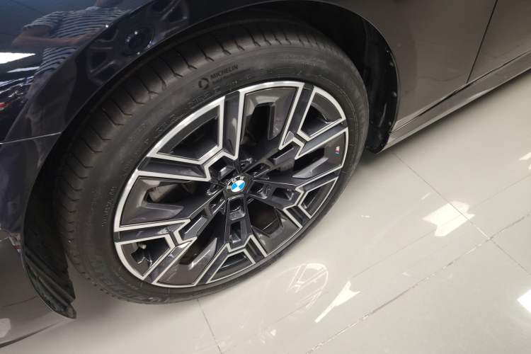 Used BMW 5 Series 2025 530Li Luxury Edition M Sport Package Exterior 4