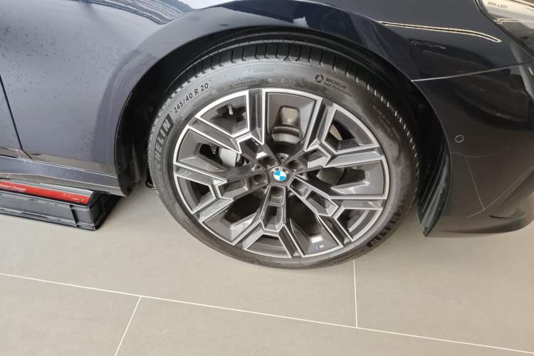 Used BMW 5 Series 2025 530Li Luxury Edition M Sport Package Exterior 4