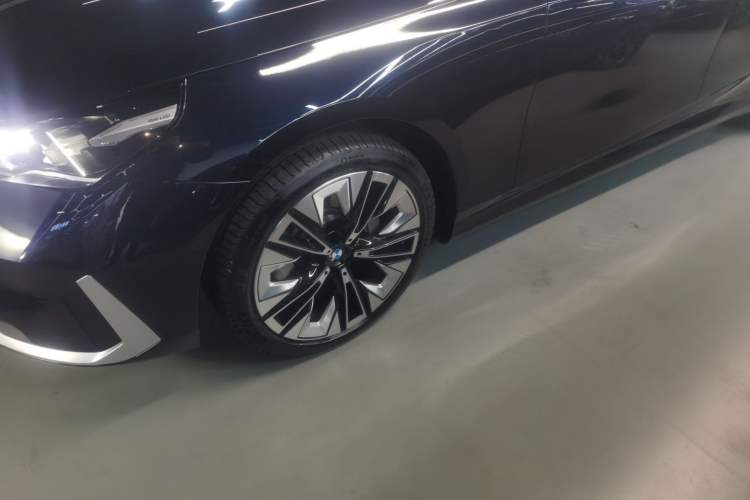 Used BMW 5 Series 2025 530Li Leading Edition Luxury Package Exterior 4