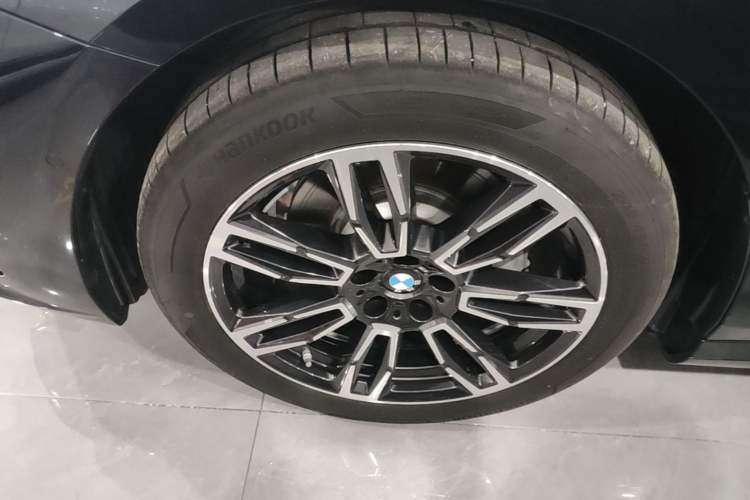 Used BMW 5 Series 2025 530Li Leading Model M Sport Package Exterior 4