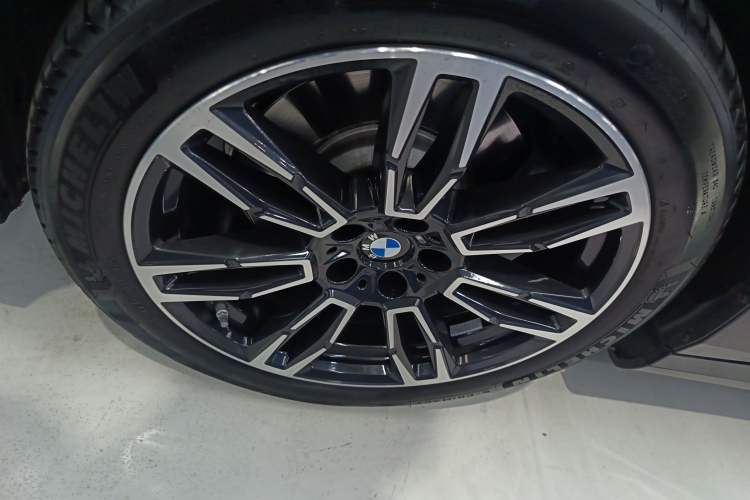 Used BMW 5 Series 2025 530Li Leading Model M Sport Package Exterior 4