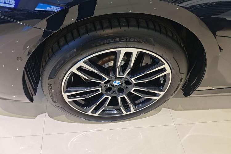 Used BMW 5 Series 2025 530Li Leading Model M Sport Package Exterior 4