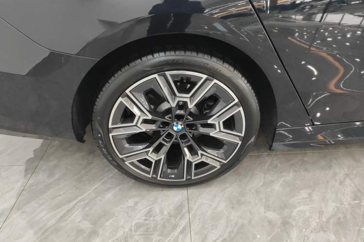 Used BMW 5 Series 2025 530Li Luxury Edition M Sport Package Exterior 5