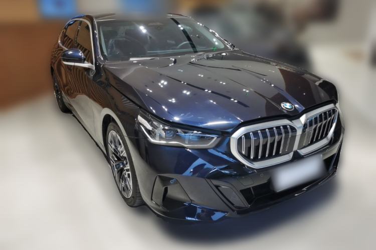 Used BMW 5 Series 2025 530Li Luxury Edition M Sport Package Front Right 45 Deg