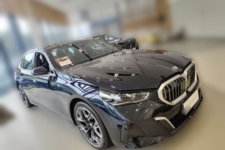 Used BMW 5 Series 2025 530Li Luxury Edition M Sport Package Front Right 45 Deg