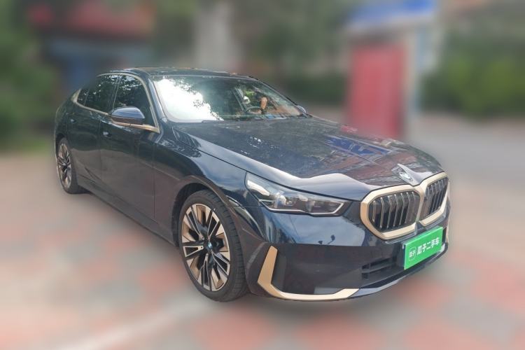 Used BMW 5 Series 2025 530Li Luxury Edition Premium Package Front Right 45 Deg