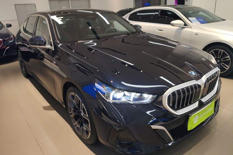 Used BMW 5 Series 2025 530Li Luxury Edition M Sport Package Front Right 45 Deg