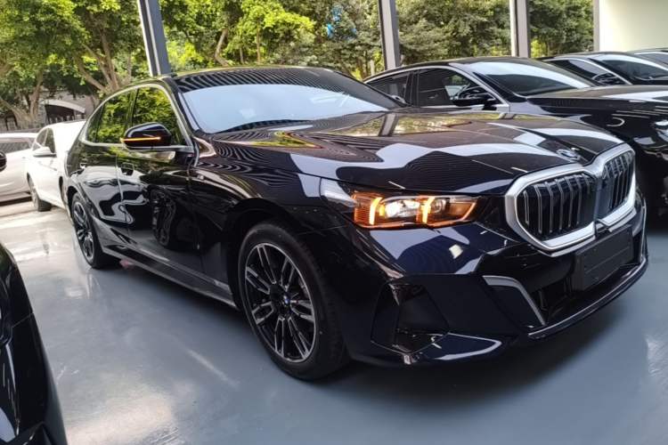 Used BMW 5 Series 2025 530Li Leading Model M Sport Package Front Right 45 Deg