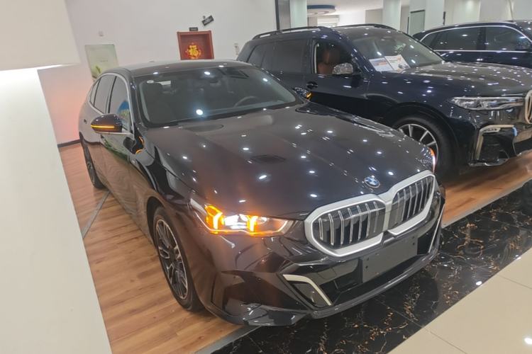 Used BMW 5 Series 2025 525Li M Sport Package Front Right 45 Deg