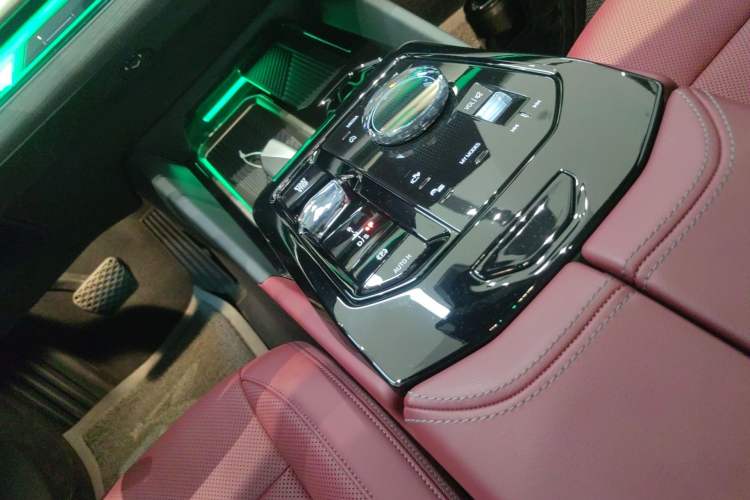 Used BMW 5 Series 2025 530Li Luxury Edition M Sport Package Gear Lever