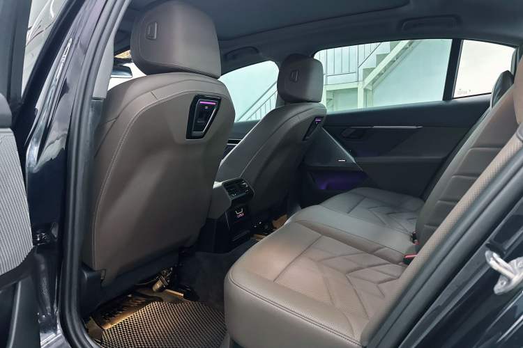 Used BMW 5 Series 2025 525Li M Sport Package Interior 4