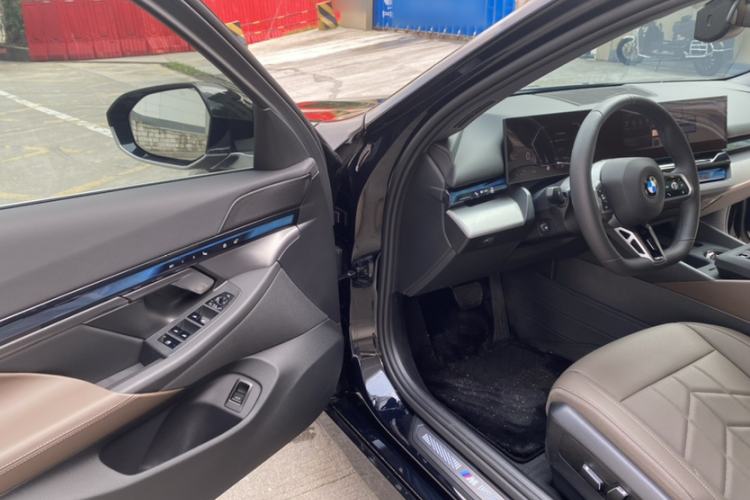 Used BMW 5 Series 2025 525Li M Sport Package Interior 5