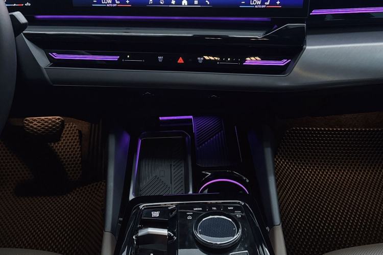 Used BMW 5 Series 2025 525Li M Sport Package Interior 7