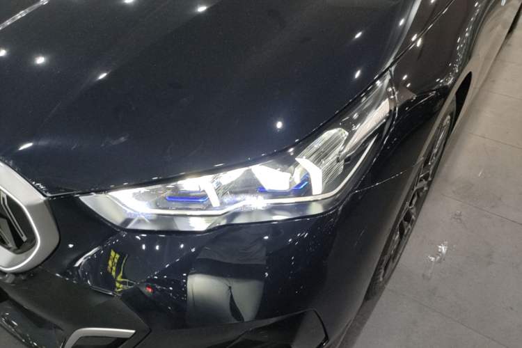 Used BMW 5 Series 2025 530Li Luxury Edition M Sport Package Left Front Headlight