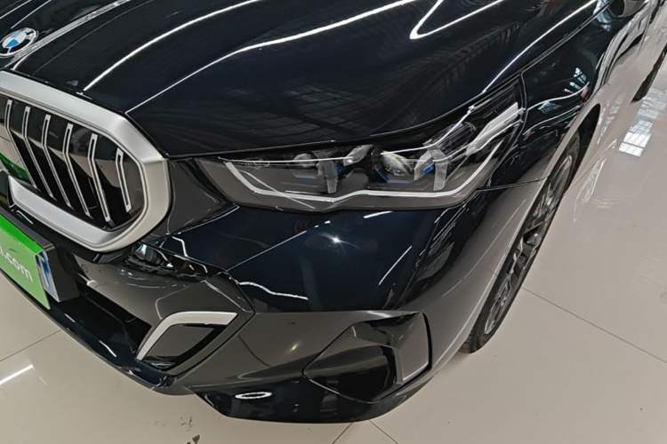 Used BMW 5 Series 2025 530Li Luxury Edition M Sport Package Left Front Headlight