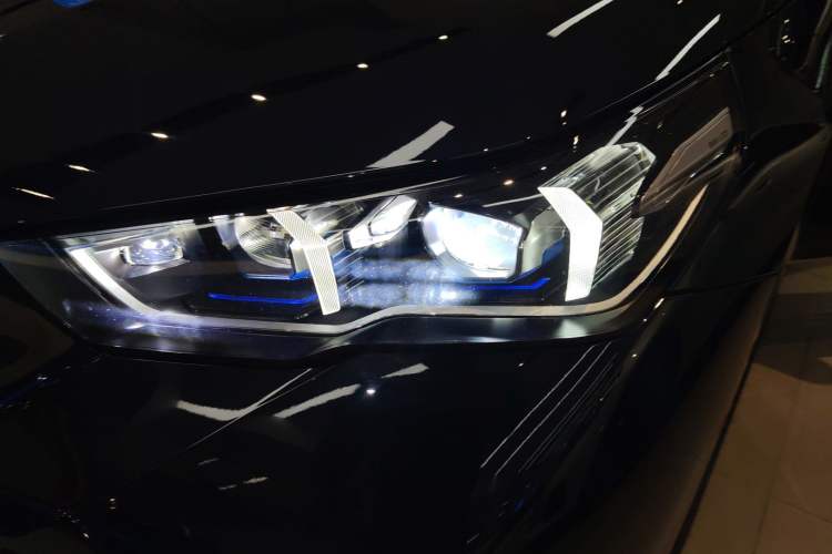 Used BMW 5 Series 2025 530Li Luxury Edition M Sport Package Left Front Headlight