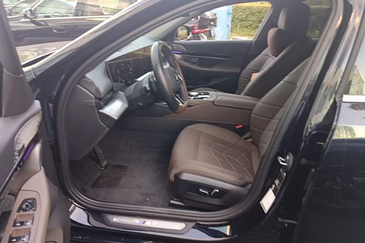 Used BMW 5 Series 2025 525Li M Sport Package Left Front Seat